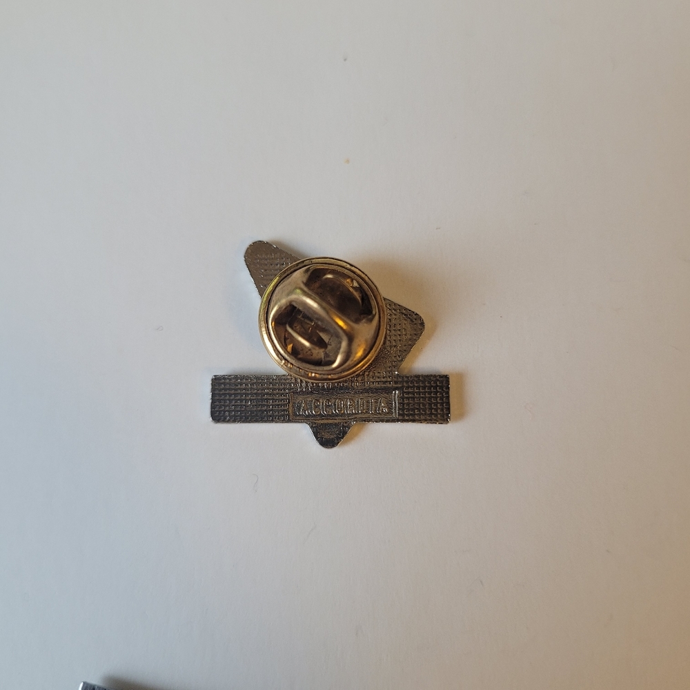 Vintage 80's pink Tupperware lapel pin - Picture 2 of 2
